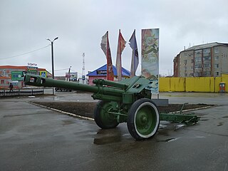 152-мм гаубица образца 1943 года (Д-1) у памятника войнам погибшим в Великой Отечественной войне