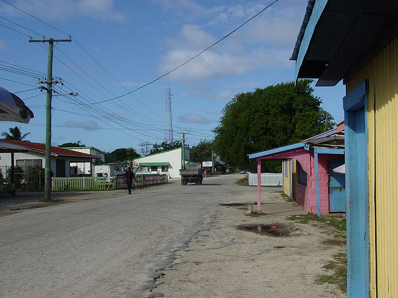 Файл:Downtown Pangai, Tonga.jpg