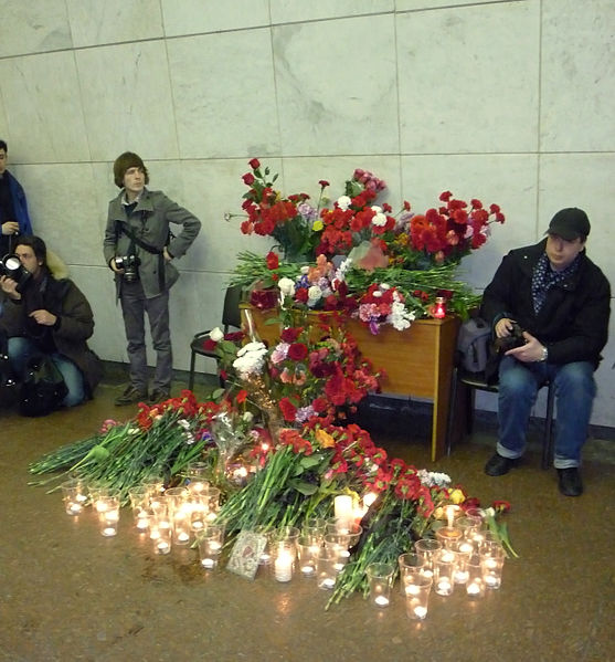 Файл:Flowers at lubyanka mourn.jpg