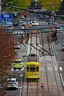 行駛於市民會館電車站附近的3號系統電車