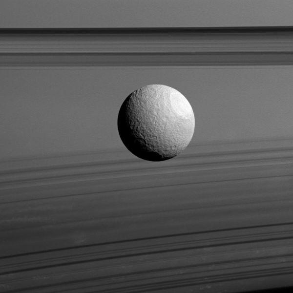 Archivo:PIA18355-SaturnMoon-Tethys-20151123.jpg