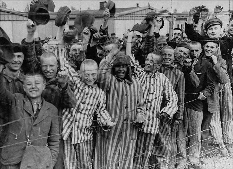 Файл:Prisoners liberation dachau.jpg