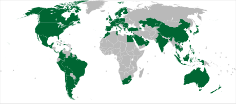 El mapa muestra en verde oscuro los países y territorios que tienen tiendas Starbucks Coffee, y son los siguientes: Canadá, los Estados Unidos, México, Panamá, Guatemala, El Salvador, Honduras, Costa Rica, Jamaica, las Bahamas, Puerto Rico, Trinidad y Tobago, Aruba, Colombia, el Perú, Brazil, Bolivia, Chile, Argentina, Uruguay, Kazajistán, China, Japón, la Corea del Sur, Sudáfrica, Marruecos, Túnez, España, Egipto, la Arabia Saudita, Omán, Bahrein, Catar, Hong Kong, Macau, Kuwait, Jordania, el Líbano, Chipre, Turquía, Azerbayán, Portugal, Francia, el Reino Unido, Italia, Grecia, Bulgaria, Rumanía, Serbia, Hungría, Eslovaquia, Polonia, Alemania, la República Checa, Austria, Suiza, Luxemburgo, Bélgica, los Países Bajos, Dinamarca, Suecia, Noruega, Finlandia, Irlanda, la India, Tailandia, Camboya, Vietnam, Indonesia, Malasia, Singapur, Taiwán, las Filipinas, Brunéi, Australia, Nueva Zelandia, Andorra, Mónaco, Malta, la Isla de Man y la Corea del Norte.