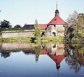 Вид крепости с западной стороны. Круглая башня