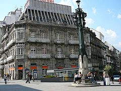 Farola situada en la calle Urzáiz, obra de Jenaro de la Fuente.