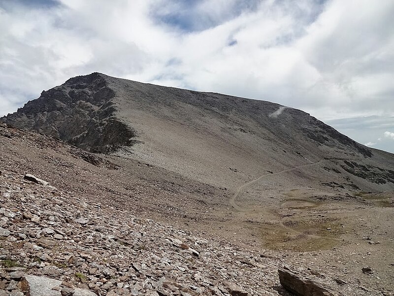 Archivo:Mulhacen desde Laguna Caldera.JPG