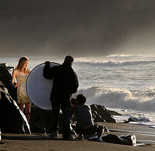 Usage of a portable folding reflector, by Mbz1