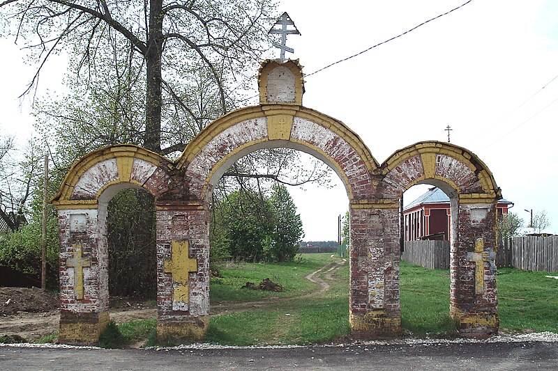 File:Slobodishche Arched Gates 8247.jpg