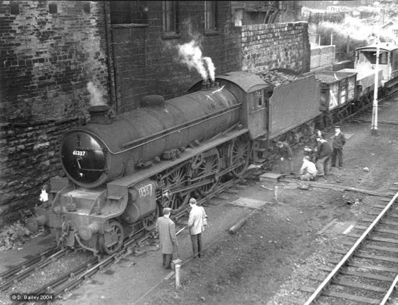 File:61337 derailed at Stanningley.jpg