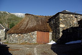 Palloza y su evolución hacia casa de piedra con tejado de pizarra.