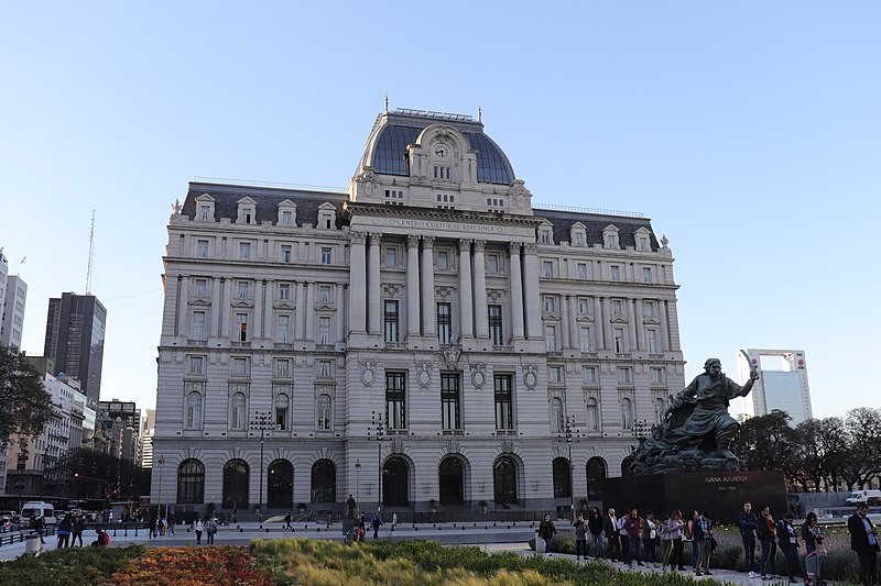 Archivo:Buenos Aires Centrum Kirchner.jpg