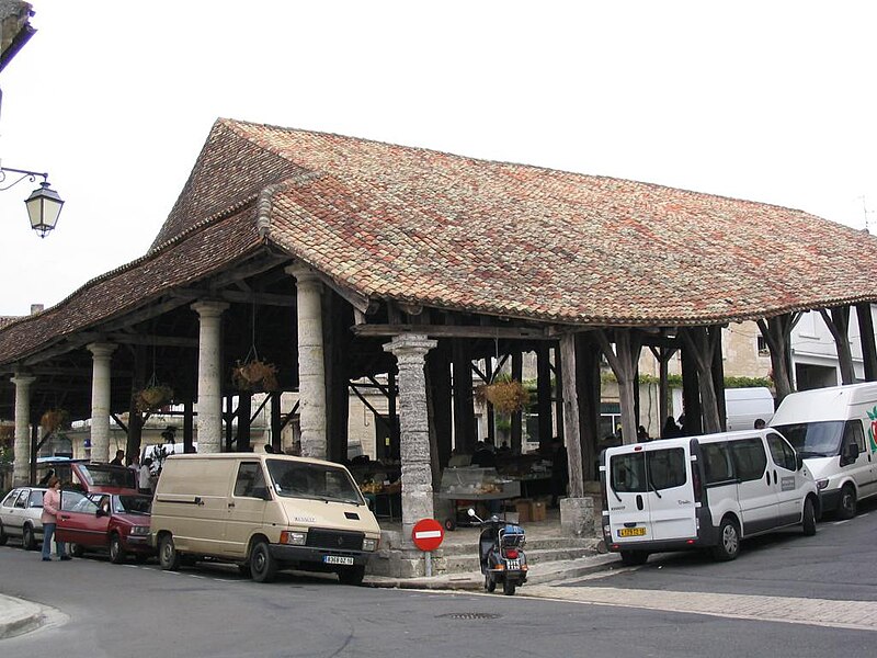 File:Market villebois-lavalette.JPG