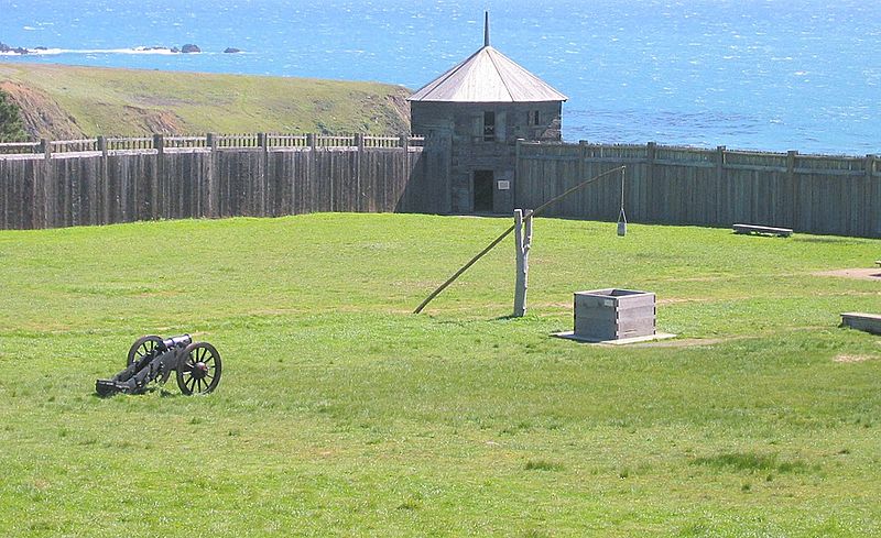 Archivo:Fort Ross inside.jpg