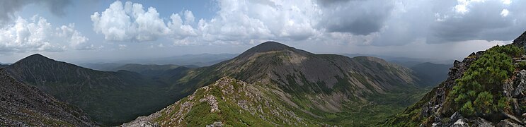 Панорама вершины горы Ко с вершины горы Столовой