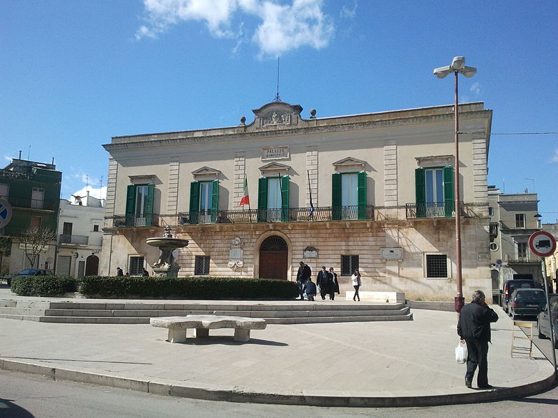 Archivo:Piazza Municipio - Santeramo.jpg