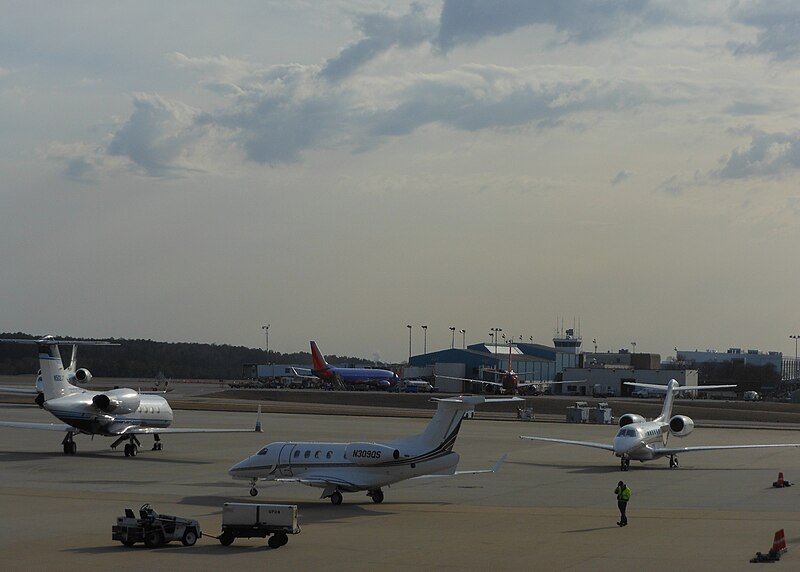 File:RDU General Aviation Runway.JPG