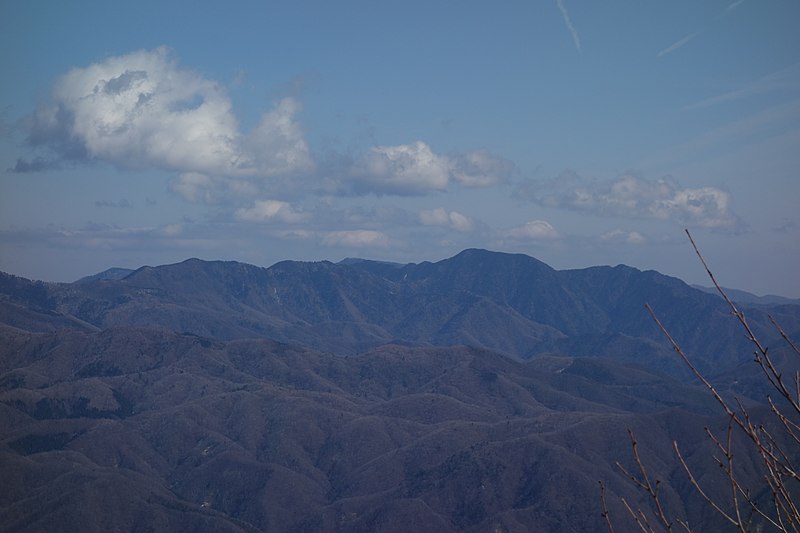 File:乾徳山から見た奥秩父山塊3.jpg