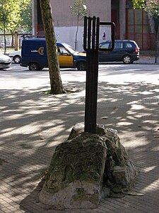 Monolito a las victimas del 3 de marzo, frente a la Iglesia de San Francisco