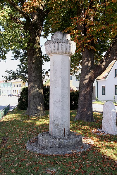 File:Pettendorf - Pranger.JPG