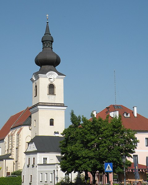 File:Pfarrkirche Heidenreichstein.jpg