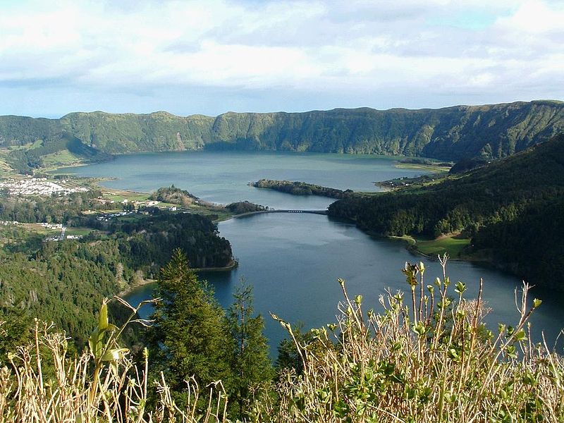 File:Sete cidades twin lakes.JPG