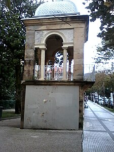 Uno de los torreones que flanquean la finca de la villa por la parte Norte.