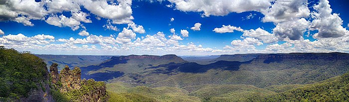 View of Jamison Valley from north escarpment, outside Katoomba:Three Sisters far left; Mount Solitary left of centre; Narrowneck Plateau, far right