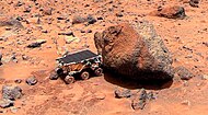 El rover Sojourner está tomando su medida del espectrómetro de rayos X Alpha Proton de Yogi Rock ( NASA ). Nota: Sojourner Rover era la parte móvil del Mars Pathfinder. Salió rodando del módulo de aterrizaje. Esta foto fue tomada por el módulo de aterrizaje.