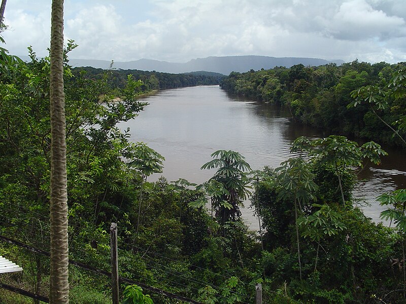 Archivo:Potaro River looking south.jpg