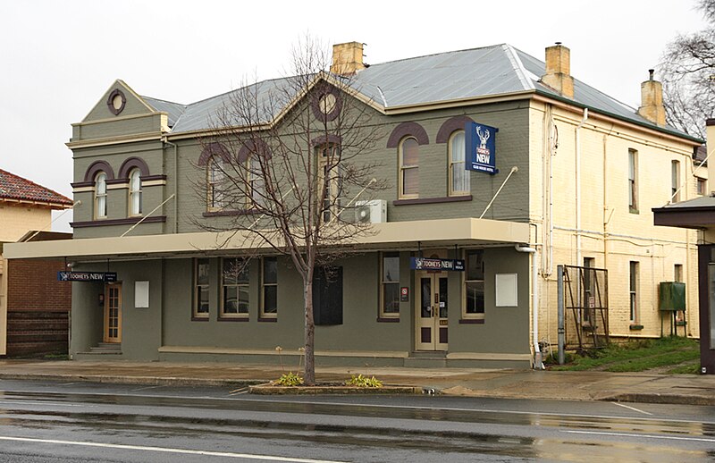 File:Blayney Club House Hotel.jpg