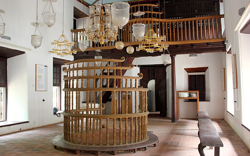 File:Chandeliers at Chendamangalam synagogue.jpg