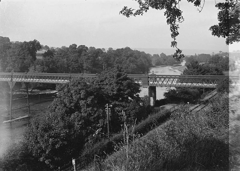 File:Llanstephan bridge (1294825).jpg