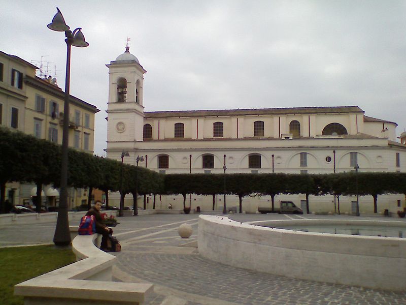 File:Piazza Pia Albano.jpg