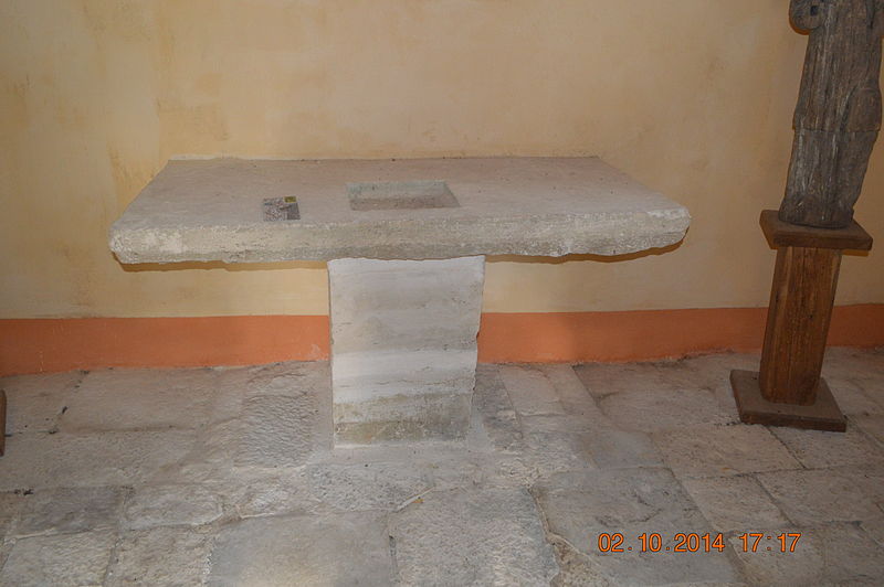 File:Arnay-sous-Vitteaux Stone Altar.JPG