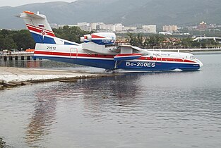 Бе-200 заезжает в воду.