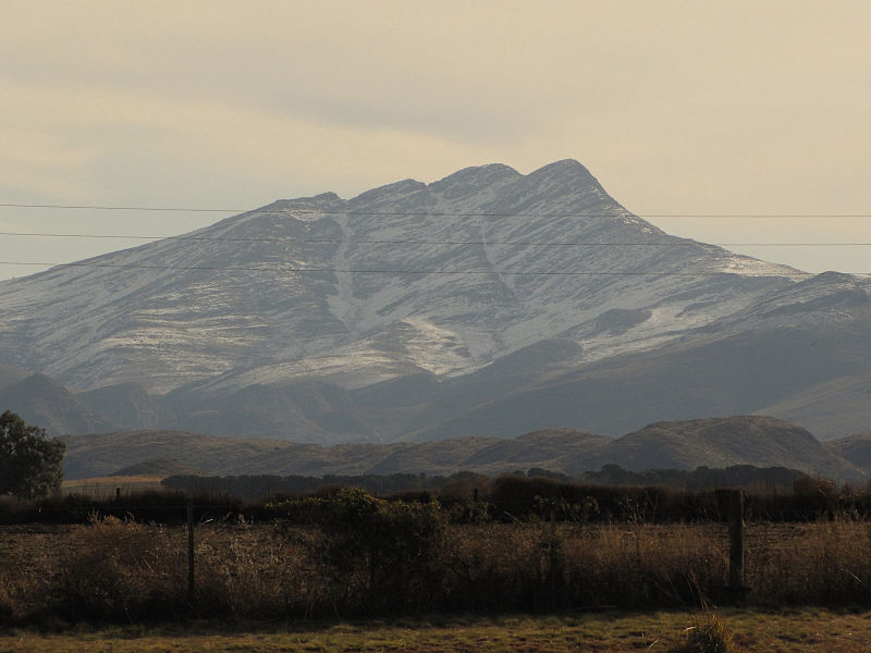 File:Cerro Tres Picos, Saldungaray.jpg