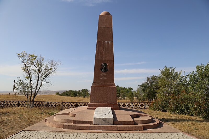 Файл:Shokan Ualikhanov Grave.jpg