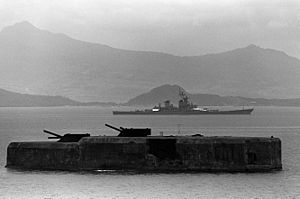 Fort Drum in 1983, with “新澤西”号戰艦 in the background