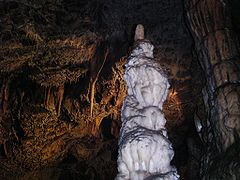 Estalagmita en la cueva de Baradla en Jósvafő/Aggtelek.