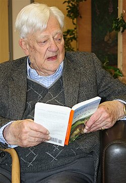 Adams reads from Watership Down at a 2008 [http://www.whitchurcharts.org.uk/2008/11/fabulous-turnout-for-fantastic-watership-down-paintings/ exhibition of Aldo Galli paintings