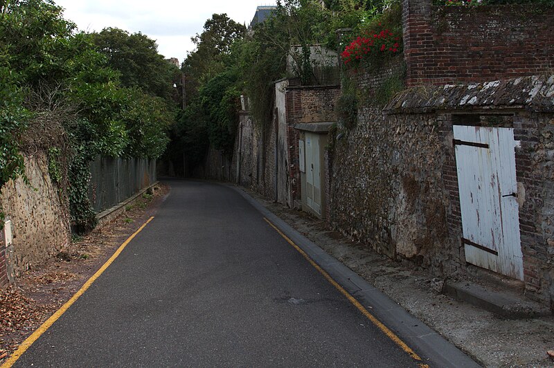 File:Rue des fontaines Conches.jpg