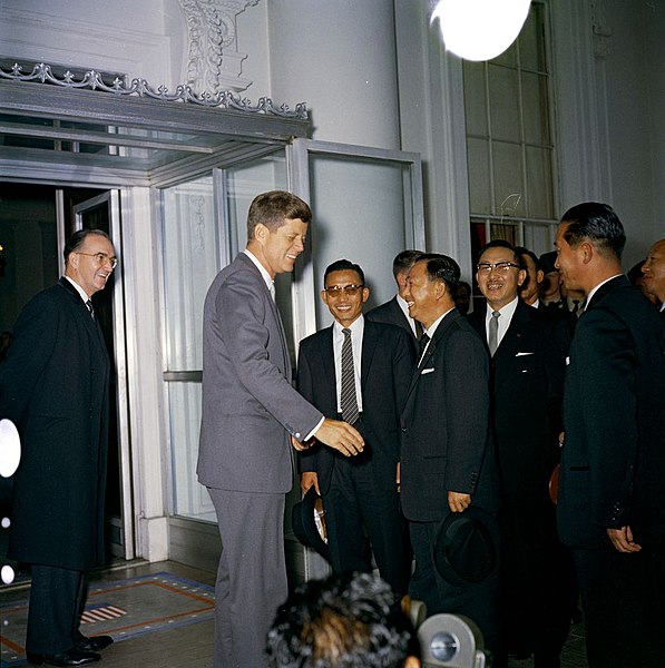 File:JFKWHP-KN-C19433.jpg