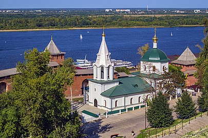 Вид на восстановленный храм и Белую башню из Мининского сада (2021)