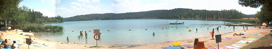 Panorámica de las Lagunas de Ruidera, parque natural que destaca como destino turístico[116]​