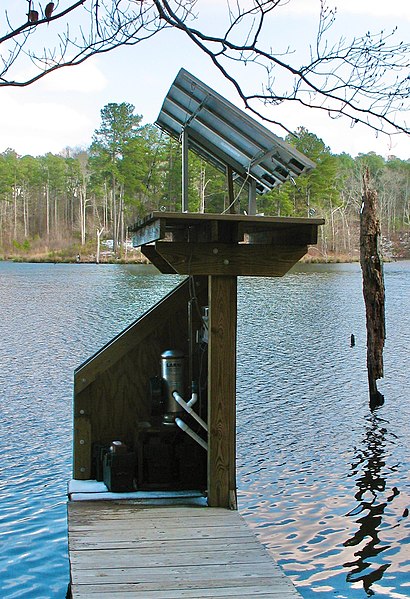 File:Solar-powered pump.jpg