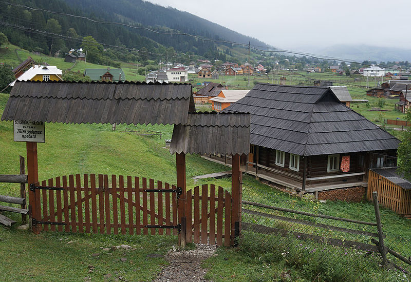 File:Verhovyna Paradzhanov museum.jpg