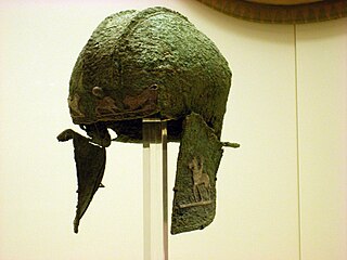 Casco de bronce de tipo «ilirio» con decoración aplicada en hoja de plata (530 a. C.)