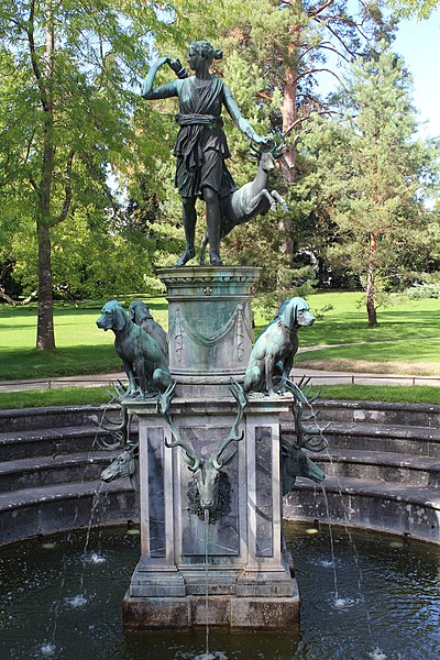 Файл:Fontaine Diane Fontainebleau 5.jpg