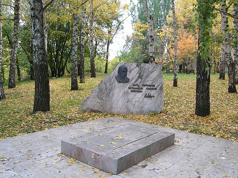 Файл:Lubischev monument, Togliatti, Russia.jpg