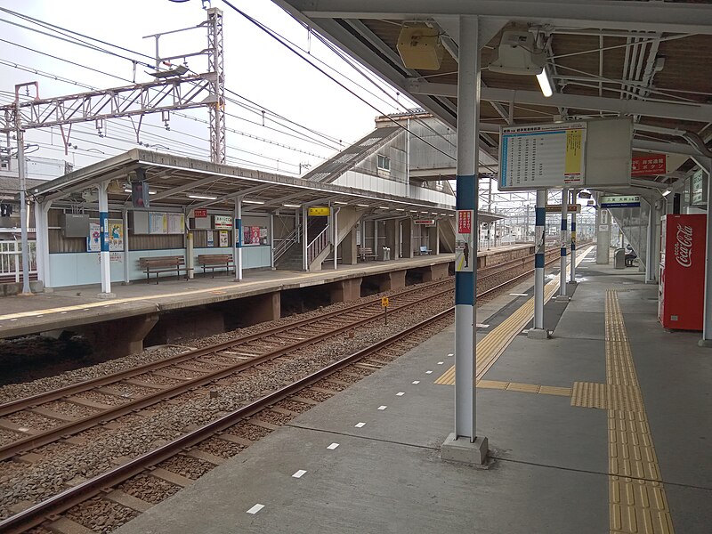 File:Okuradani Station platform.jpg